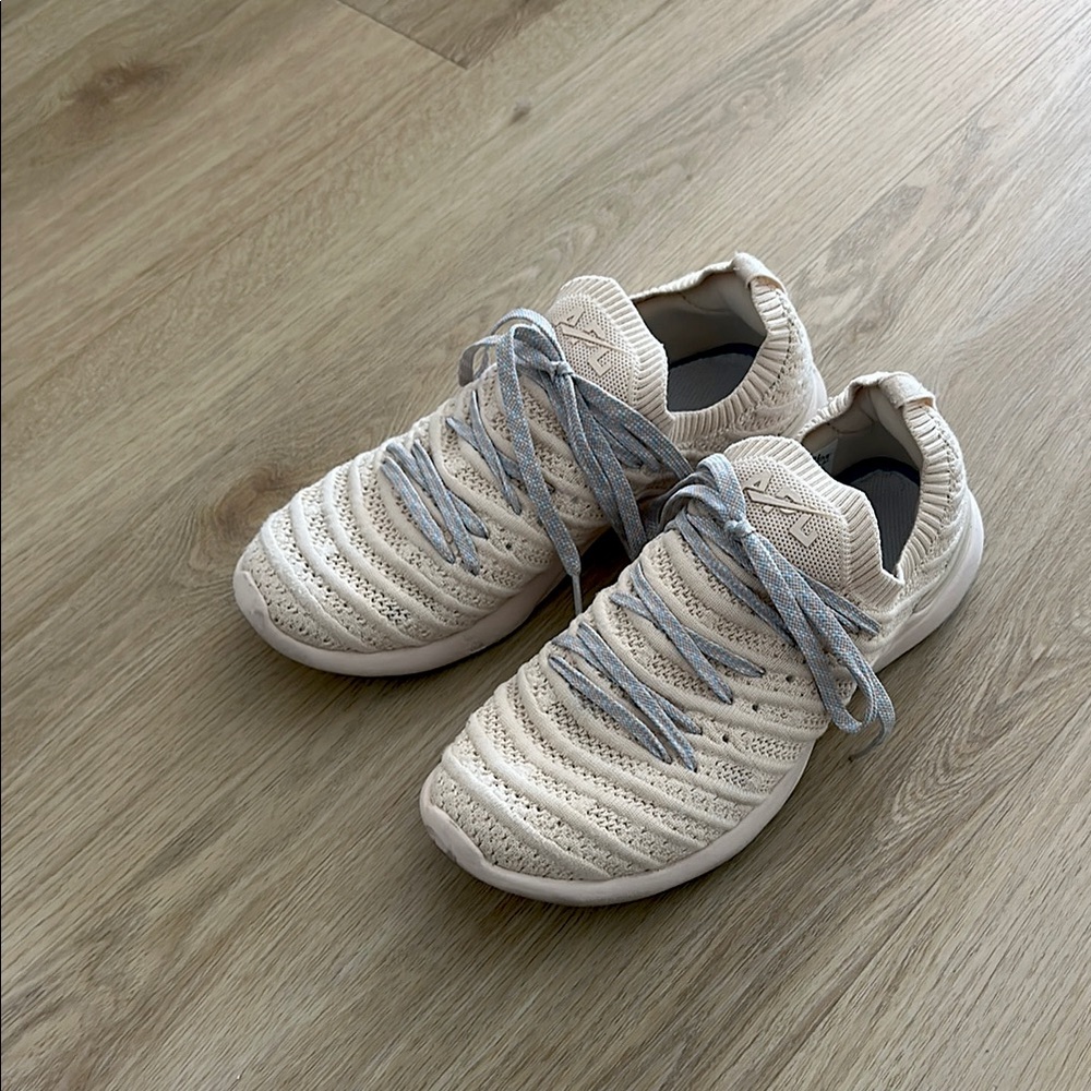 Cream peach apls